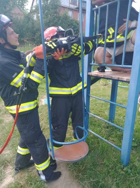 У Зарванцях 14-річний хлопець застряг на майданчику (ФОТО)