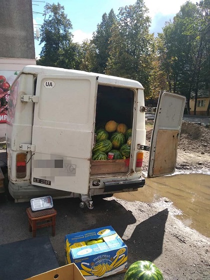 Муніципальна варта Вінниці припинила торгівлю кавунами з асфальту (ФОТО)