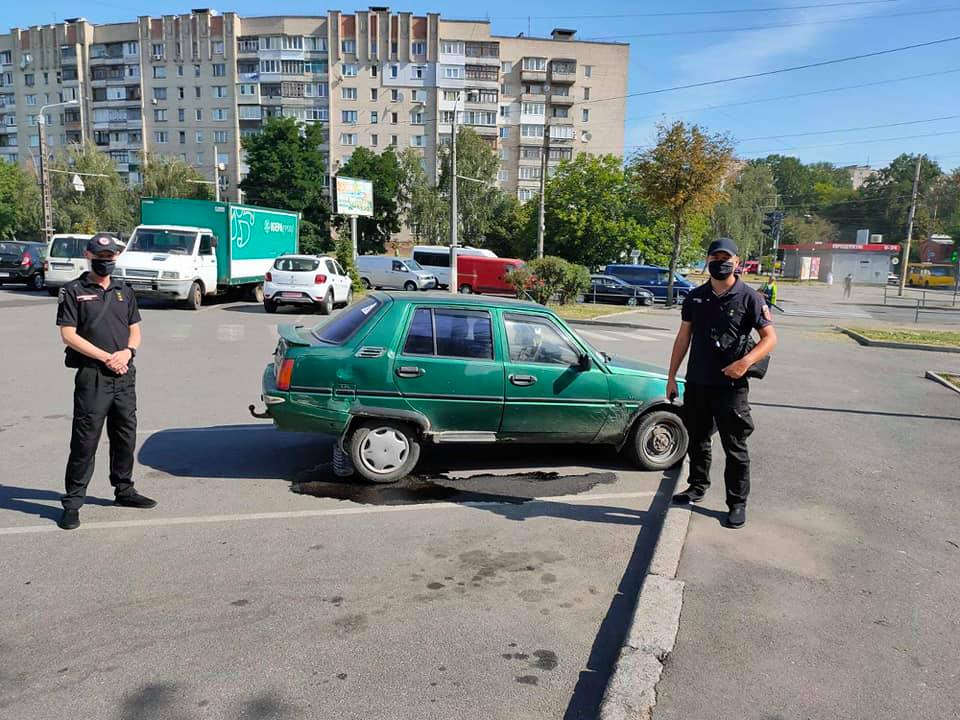 Залляла бензином парковку, - у Вінниці оштрафували водійку (ФОТО)