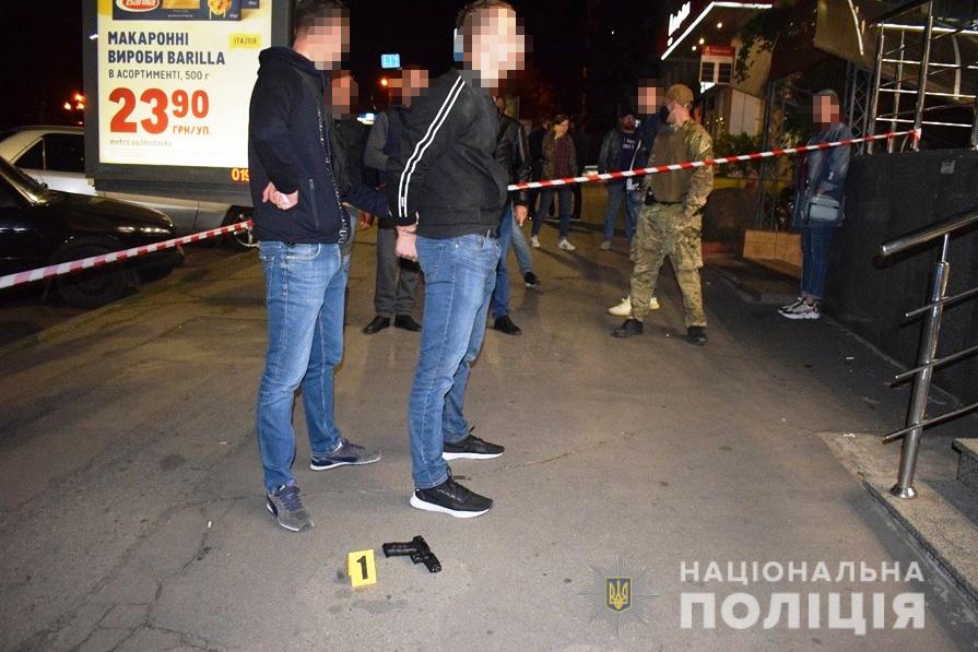 Витяг пістолет і вистрілив двічі, - нічні розбірки вінничан