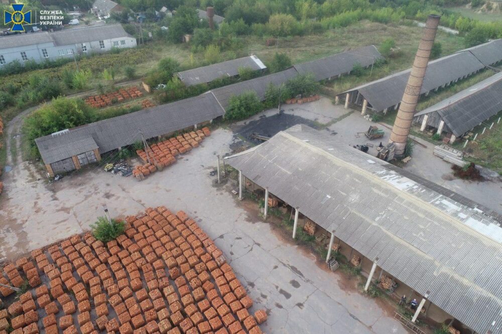 Незаконно копали глину і робили цеглу, - СБУ викрила підприємство на Вінниччині (ФОТО)