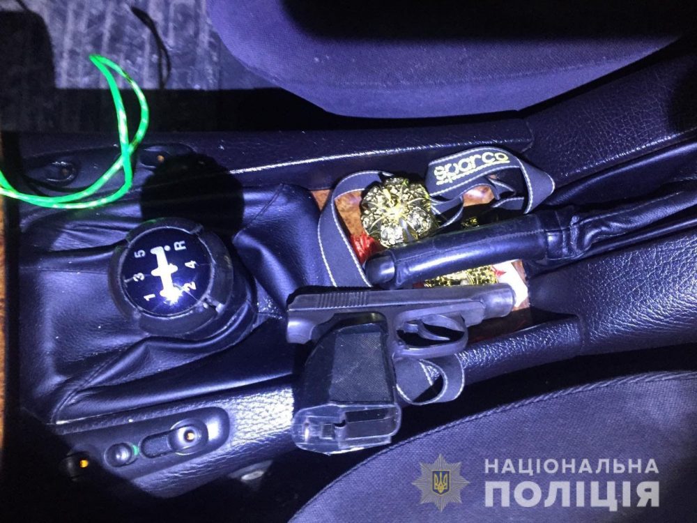 На Вінниччині затримали молодика, який погрожував продавчині магазину пістолетом