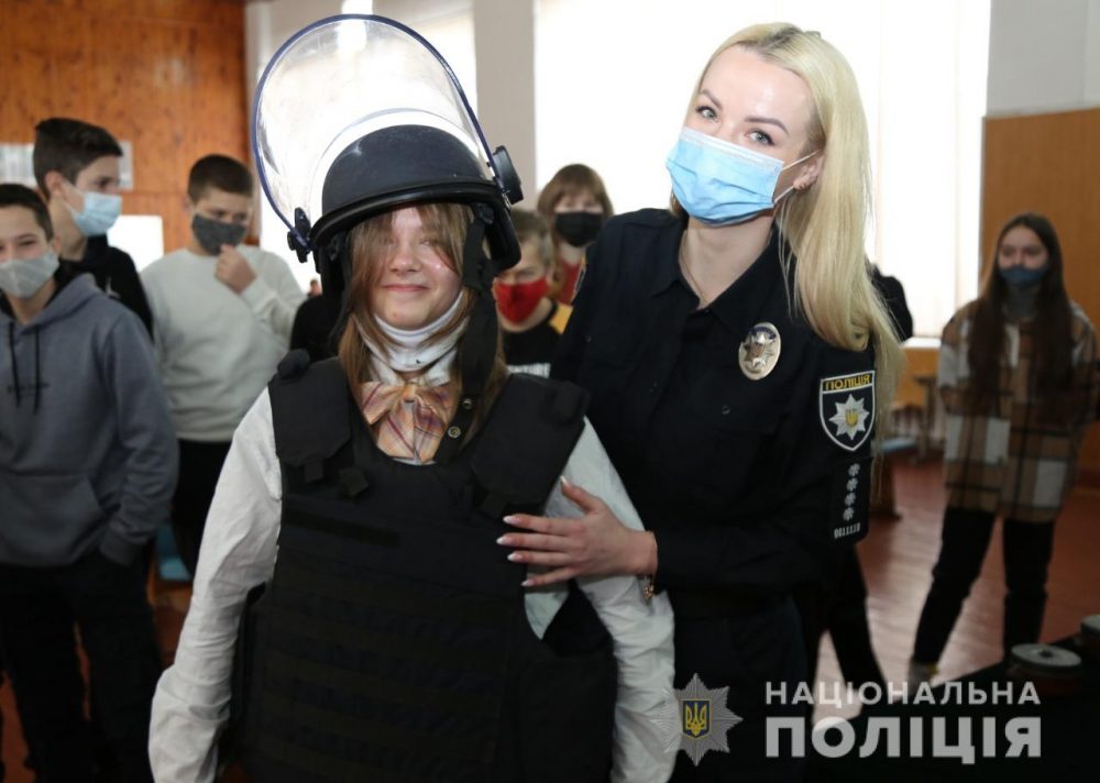 Для вінницьких старшокласників поліцеські провели просвітницький захід