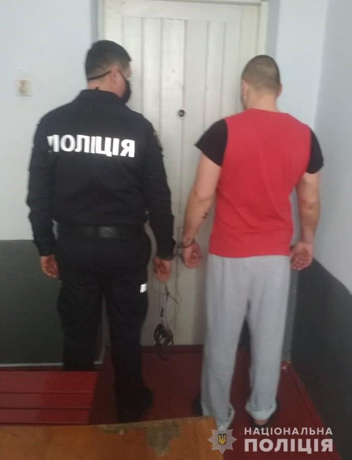На Вінниччині затримали молодика, який погрожував продавчині магазину пістолетом