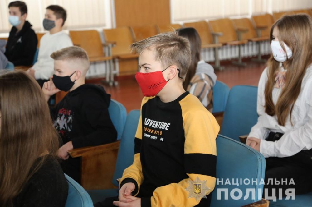 Для вінницьких старшокласників поліцеські провели просвітницький захід
