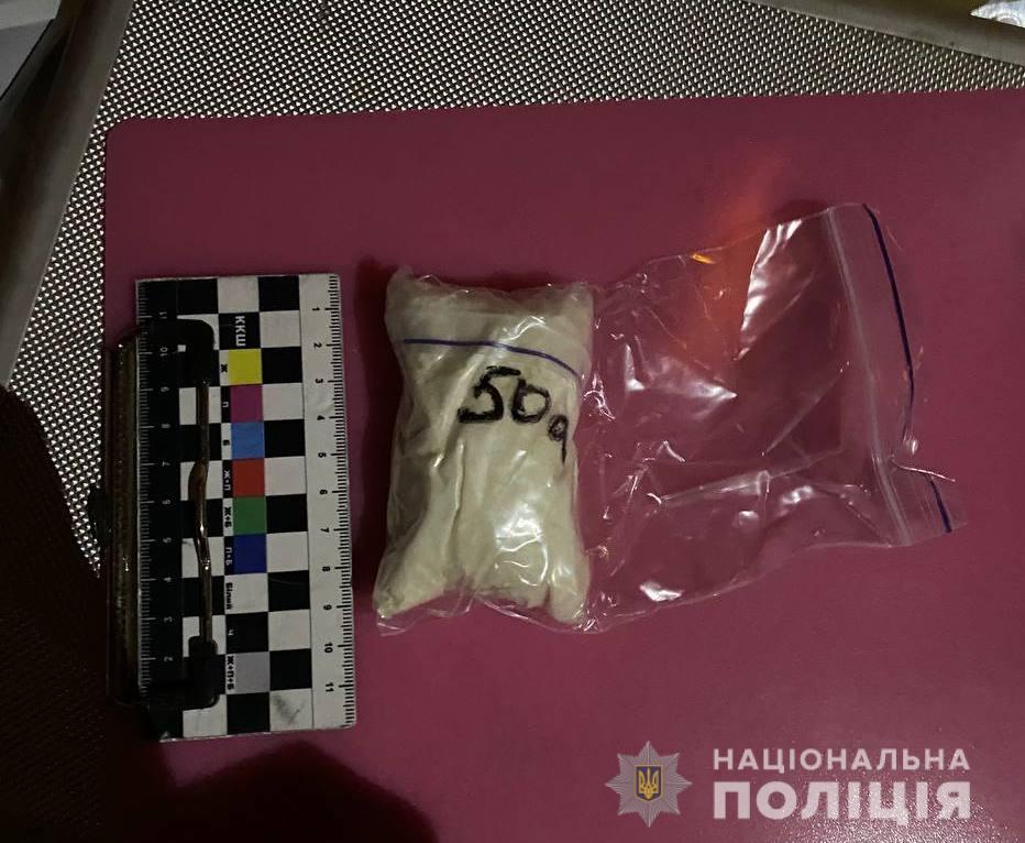 У Вінниці на пошті поліцейські затримали чоловіка, який отримував наркотики