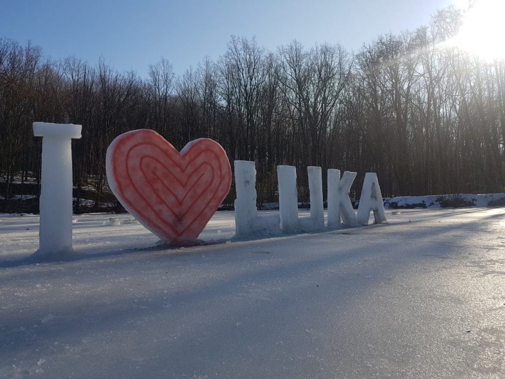 На Вінниччині селяни влаштували зимову акцію – ліплять сніговиків