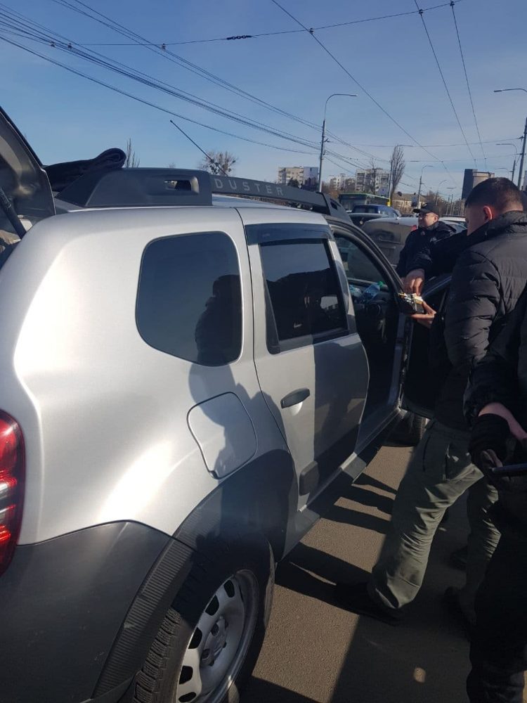 На Центральному мосту Вінниці затримали диверсантів зі зброєю та “колекцією” українських автономерів
