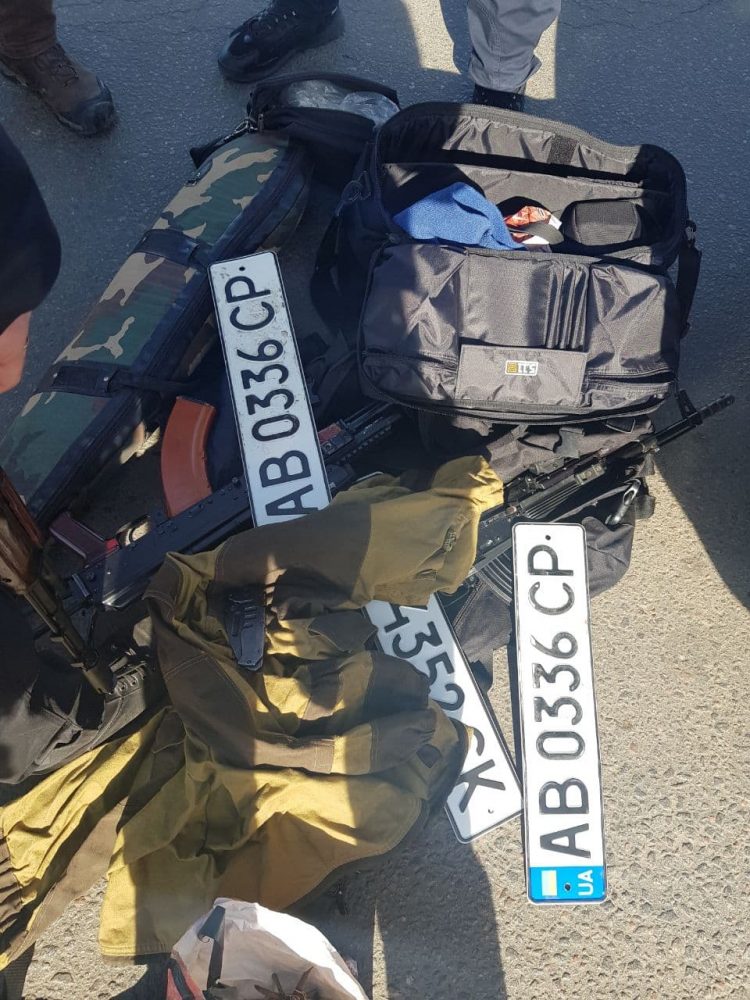 На Центральному мосту Вінниці затримали диверсантів зі зброєю та “колекцією” українських автономерів