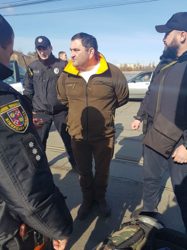 На Центральному мосту Вінниці затримали диверсантів зі зброєю та “колекцією” українських автономерів