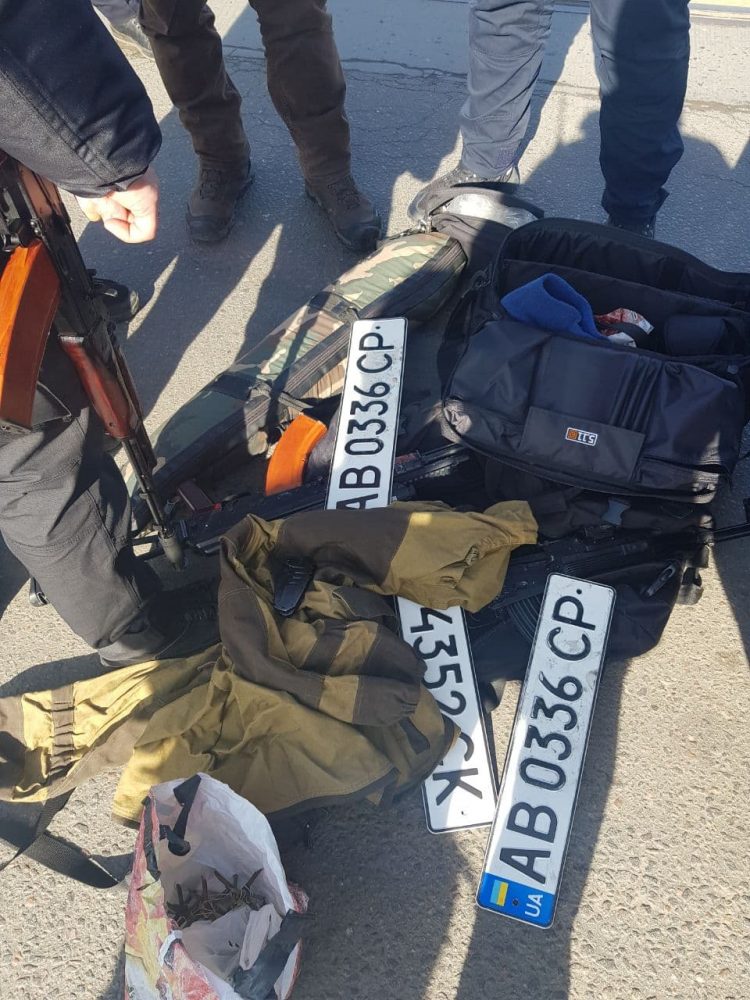 На Центральному мосту Вінниці затримали диверсантів зі зброєю та “колекцією” українських автономерів