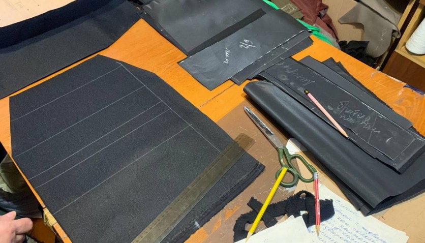 «Спецпідрозділ К.У.М»: у Вінниці родина дома налагодила пошиття чохлів для бронежилетів