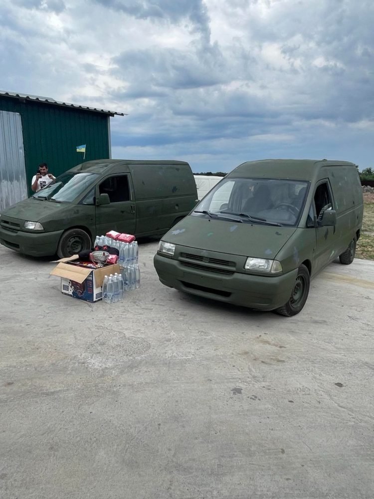 Три автівки подарував військовим депутат Вінницької обласної ради Василь Гондарук