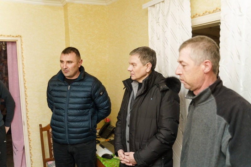 Вячеслав Соколовий вручив відзнаку Вінницької обласної ради волонтерці з Турбова