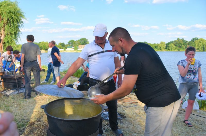 Скандал у Тростянці: в день похорону полеглого Захисника у громаді провели гучне святкування кінофестивалю