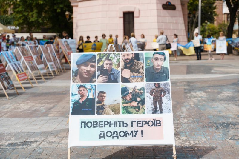 У центрі Вінниці зібрались рідні та близькі полонених захисників Маріуполя