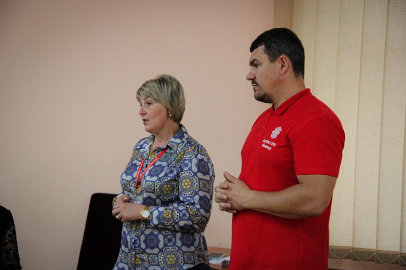 Олія, засоби гігієни та консерви: у Вінниці переселенцям з Херсонщини передали продуктові набори