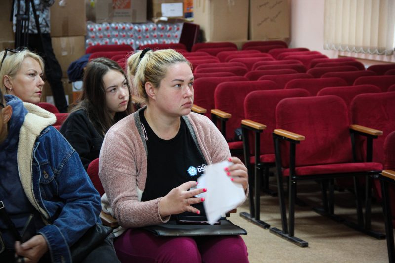 Олія, засоби гігієни та консерви: у Вінниці переселенцям з Херсонщини передали продуктові набори