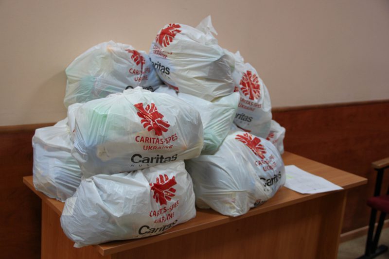 Олія, засоби гігієни та консерви: у Вінниці переселенцям з Херсонщини передали продуктові набори