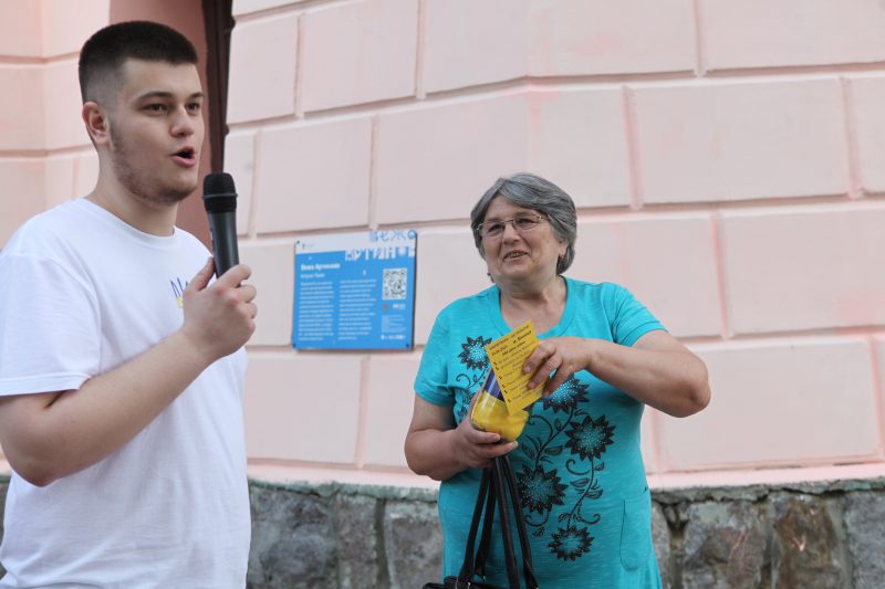 У центрі Вінниці зібрались рідні та близькі полонених захисників Маріуполя