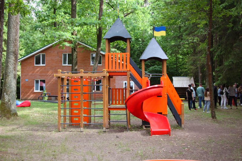 “Найголовніше - попіклуватись про дітей”: біля Вінниці стартував новий сезон “Я-Маріуполь. Родина”