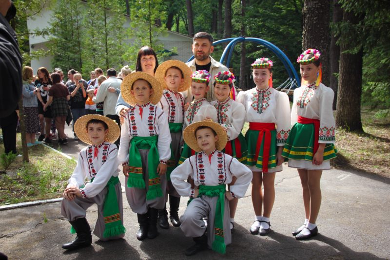 “Найголовніше - попіклуватись про дітей”: біля Вінниці стартував новий сезон “Я-Маріуполь. Родина”