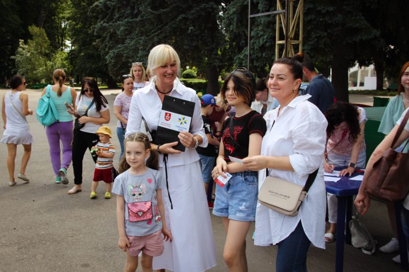 “Діти мають право на дитинство”: у Вінниці команда Міжрегіонального координаційного гуманітарного штабу організувала відпочинок на атракціонах для дітлахів