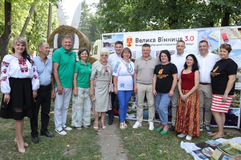 "Медовий Спас": до Дня пасічника у селі Вінницької громади провели благодійний фестиваль на користь ЗСУ