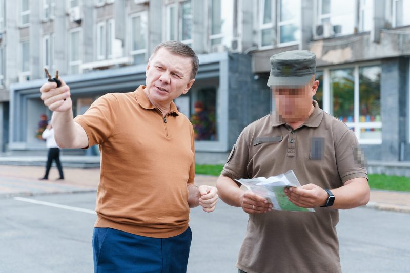 Сергій Моргунов передав вінницьким нацгвардійцям ключі від двох автівок