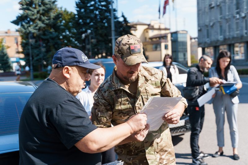 Міжрегіональний координаційний гуманітарний штаб передав черговий автомобіль військовослужбовцям