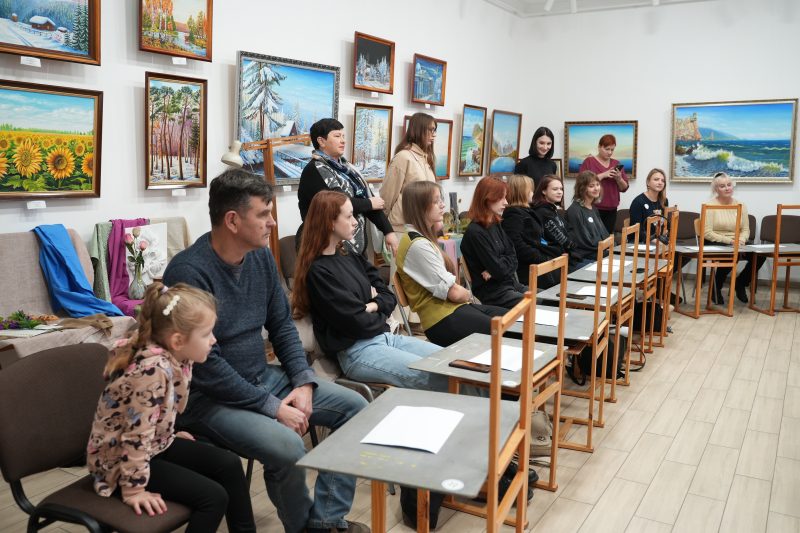 Вчились малювати за допомогою мильних бульбашок і фарби. Як пройшло арт-терапевтичне заняття для дітей від Міжрегіонального Координаційного Гуманітарного Штабу