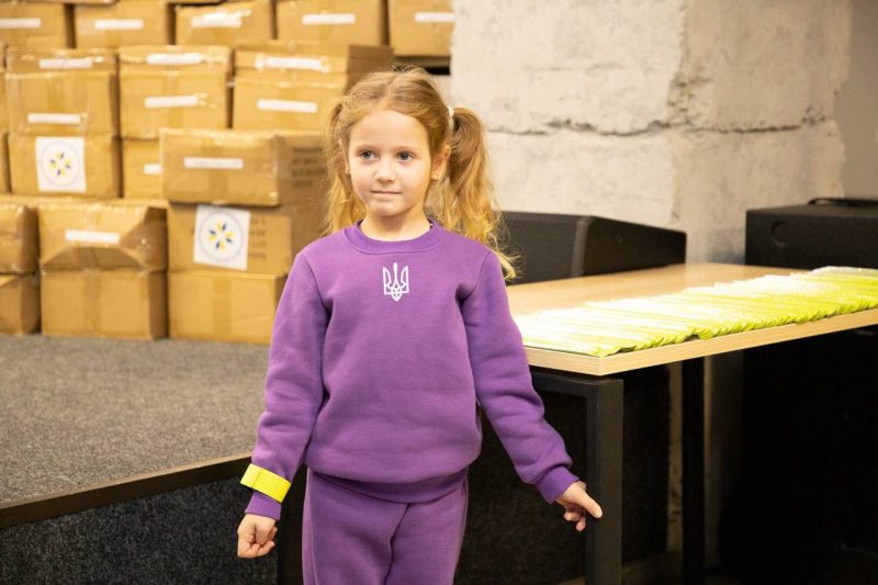 50 тисяч школярів на Вінниччині отримають світловідбивні стрічки — розпочалась реалізація проєкту від МКГШ «Увага! Діти!»