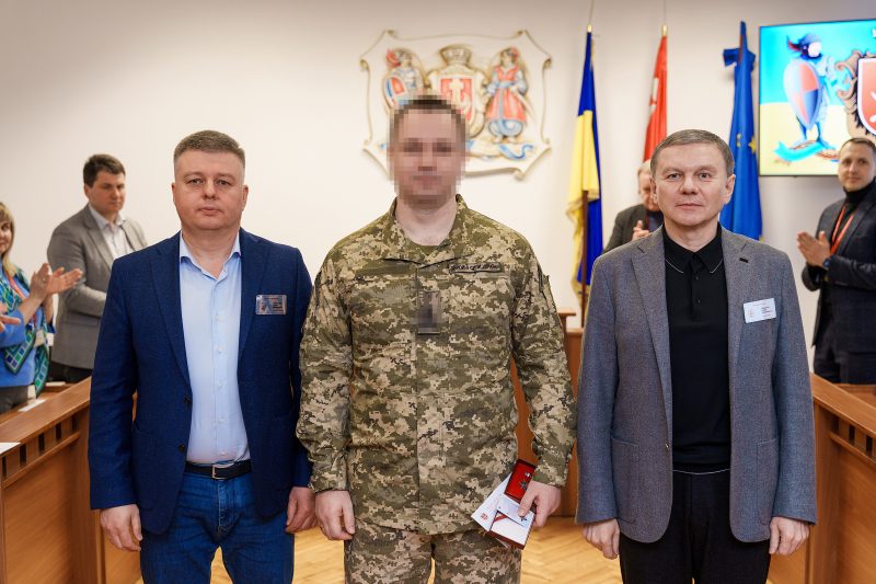 «За мужність та відвагу»: Сергій Моргунов від імені Вінницької громади вручив міську відзнаку підполковнику Повітряних Сил ЗСУ