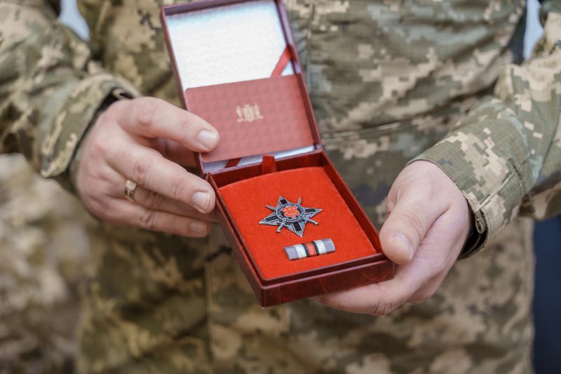 «За мужність та відвагу»: Сергій Моргунов від імені Вінницької громади вручив міську відзнаку підполковнику Повітряних Сил ЗСУ