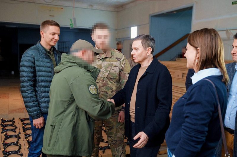 Автомобіль, 255 FPV-дронів та зарядна станція: чергова передача Міжрегіонального координаційного гуманітарного штабу для військових