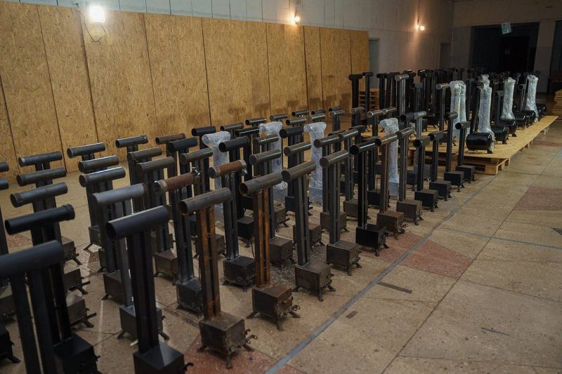 Міжрегіональний координаційний гуманітарний штаб підготував для воїнів на передовій 200 пічок під окопну свічку