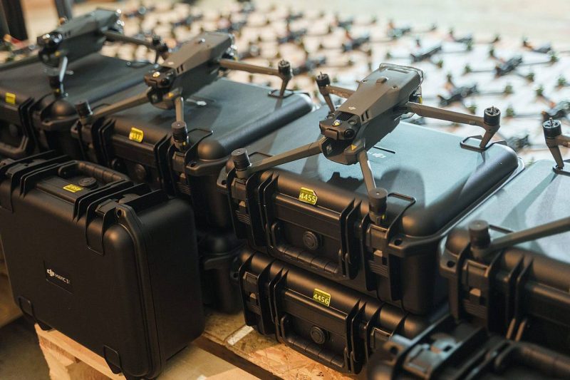 Міжрегіональний координаційний гуманітарний штаб передав «азовцям» FPV-дрони, Mavic 3-T, окопні пічки та свічки до них