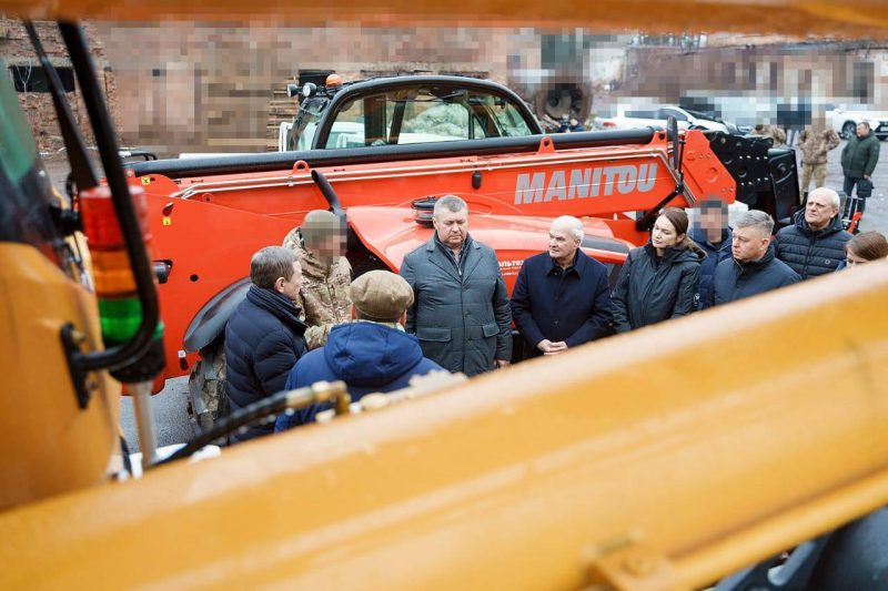 Міжрегіональний координаційний гуманітарний штаб передав військовим кран, навантажувач та пікапи