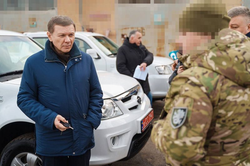 Ще три пікапи передав захисникам Міжрегіональний координаційний гуманітарний штаб