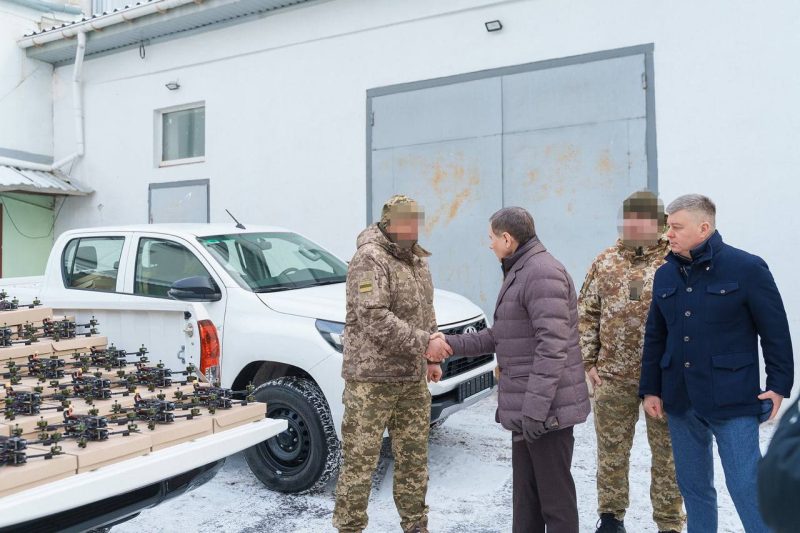 200 FPV-дронів та 3 нових пікапи для військових: чергову передачу підготував МКГШ