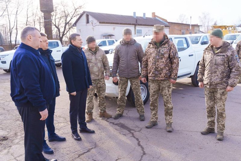 Міжрегіональний координаційний гуманітарний штаб передав військовим Повітряних Сил 20 пікапів