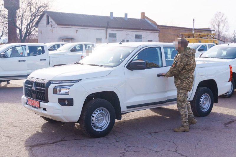 Міжрегіональний координаційний гуманітарний штаб передав військовим Повітряних Сил 20 пікапів