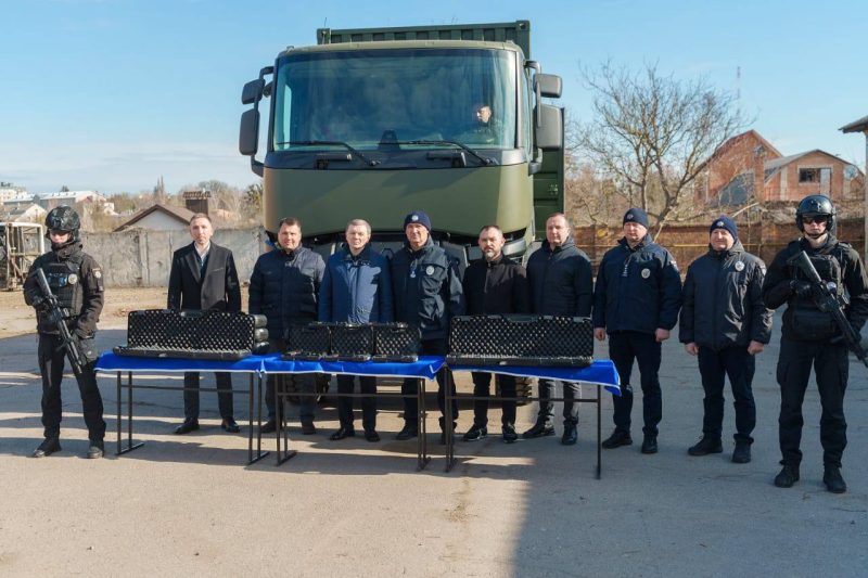 Міжрегіональний координаційний гуманітарний штаб передав курсантам Харківського національного університету внутрішніх справ авто та зброю