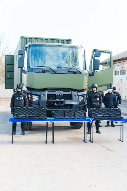 Міжрегіональний координаційний гуманітарний штаб передав курсантам Харківського національного університету внутрішніх справ авто та зброю