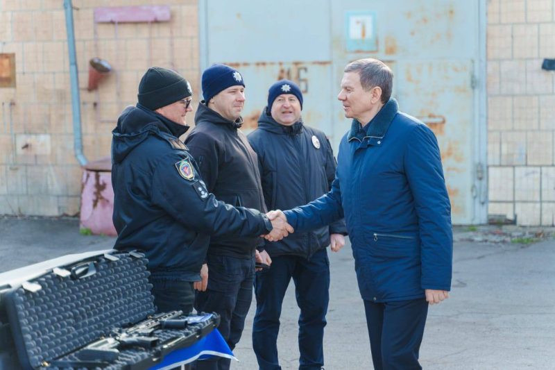 Міжрегіональний координаційний гуманітарний штаб передав курсантам Харківського національного університету внутрішніх справ авто та зброю