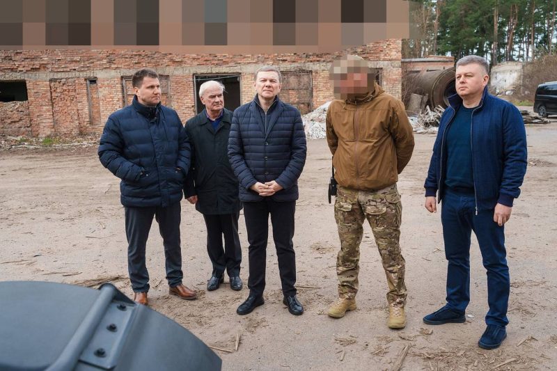 Міжрегіональний координаційний гуманітарний штаб передав військовим екскаватор та навантажувач
