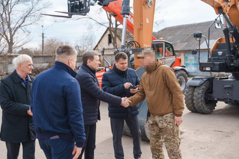 Міжрегіональний координаційний гуманітарний штаб передав військовим екскаватор та навантажувач