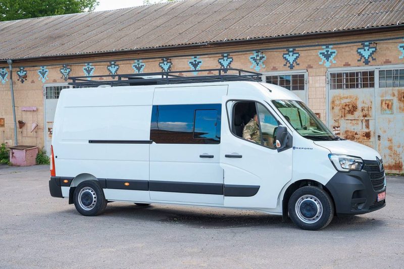 Міжрегіональний координаційний гуманітарний штаб передав автомобіль для Повітряних Сил ЗСУ