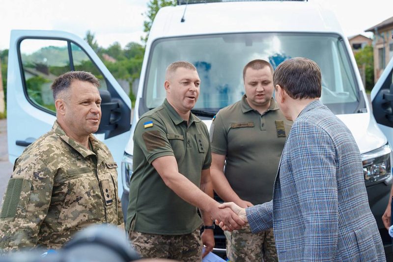 Міжрегіональний координаційний гуманітарний штаб передав автомобіль для Повітряних Сил ЗСУ