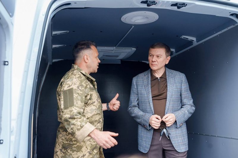 Міжрегіональний координаційний гуманітарний штаб передав автомобіль для Повітряних Сил ЗСУ